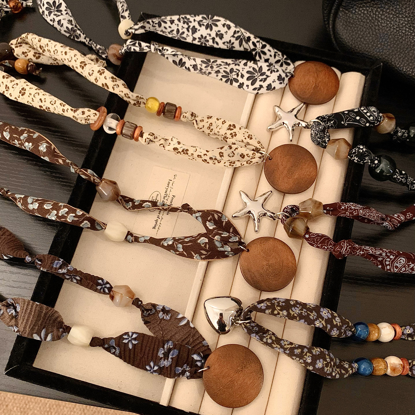 木质挂牌碎花串珠丝巾项链女小众设计感系脖高级感配饰百搭毛衣链