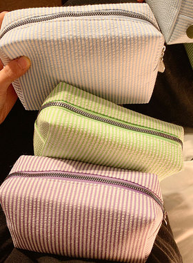 BM风~娜娜同款！条纹泡泡纱化妆包女便携大容量洗漱包旅行收纳袋