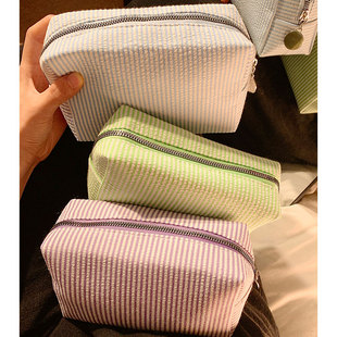 BM风 条纹泡泡纱化妆包女便携大容量洗漱包旅行收纳袋 娜娜同款