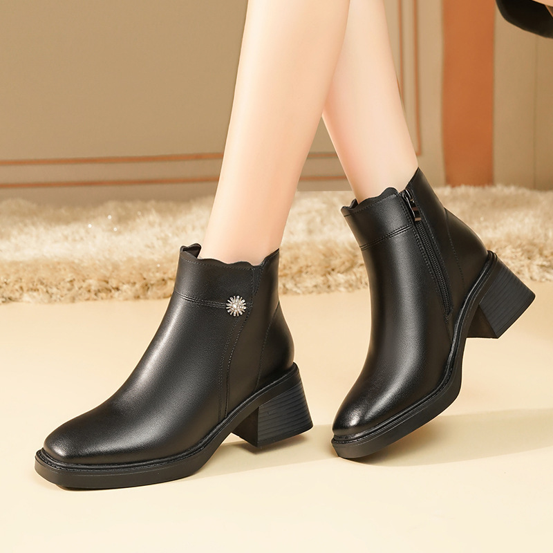 2025真皮冬季新款短靴加绒加厚羊毛大棉鞋平底真皮马丁靴女