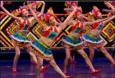 女童表演民族舞蹈图片