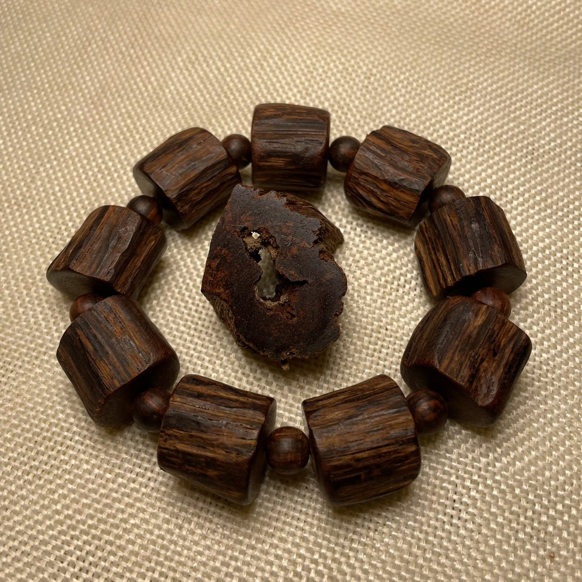 精品海南大叶降真香黄金甲夹层老料收藏级沉水倒架手串紫黑油