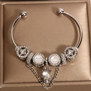 网红ins小众设计高级感白色琉璃珠开口手镯女气质少女心轻奢手环