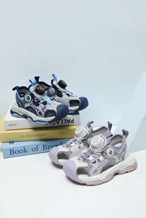 人本童鞋2026夏季特价款男女童旋转纽扣包头运动凉鞋27-35码
