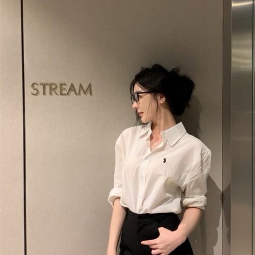 白色刺绣衬衫搭配黑色休闲短裤ol纯欲套装职场精英