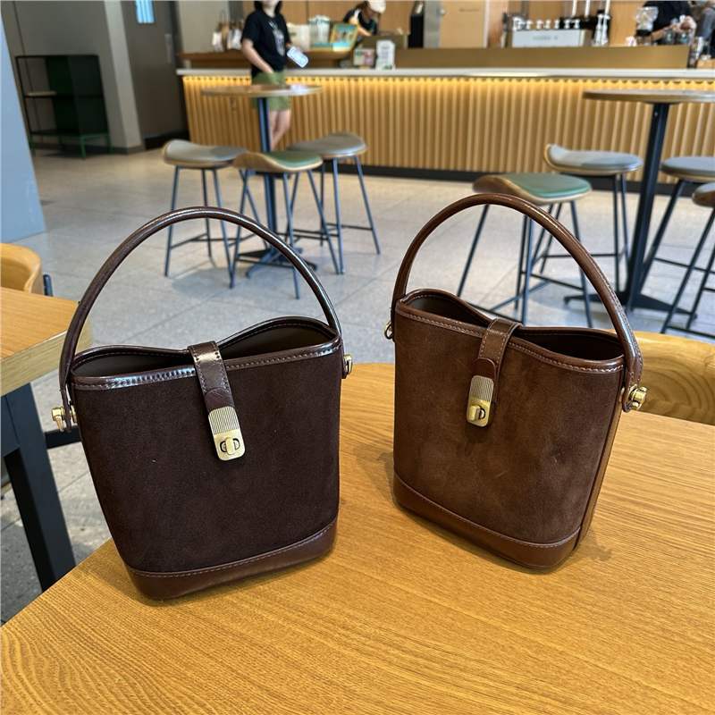 赛林维斯磨砂豹纹复古质感秋冬手提水桶包女2025新款时尚百搭小包