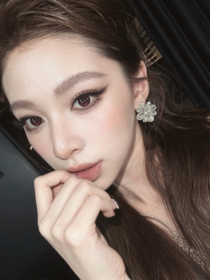 四月蔷薇气质设计师款超闪大水晶花朵女轻奢小众感耳钉耳夹
