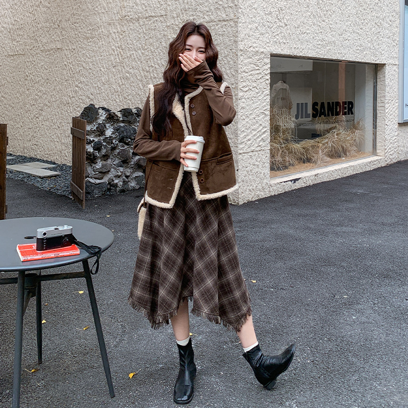 实拍咖色复古麂皮绒羊羔毛马甲套装裙2025冬流苏格纹半身裙两件套
