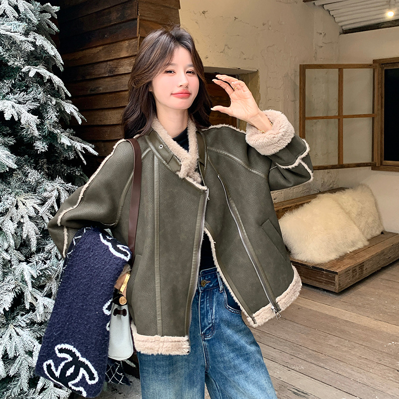 橄榄绿色皮毛一体短厚外套女2025新款女冬巨好看羊羔毛派克机车服
