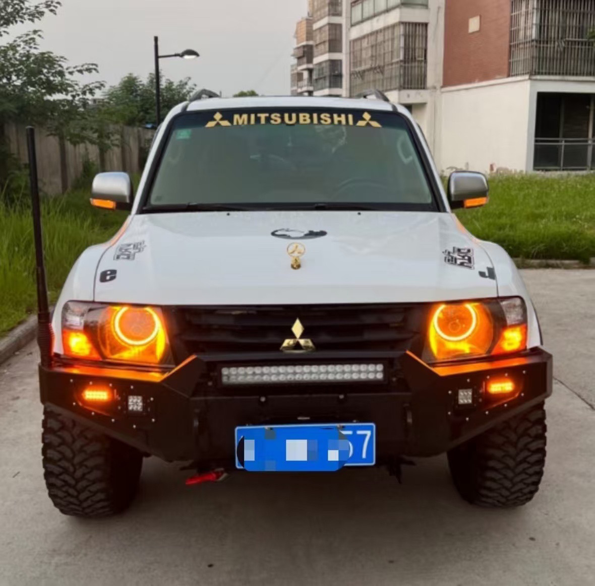 适用于三菱帕杰罗V77保险杠改装V73梁防撞杠前杠保险杠不含长条灯
