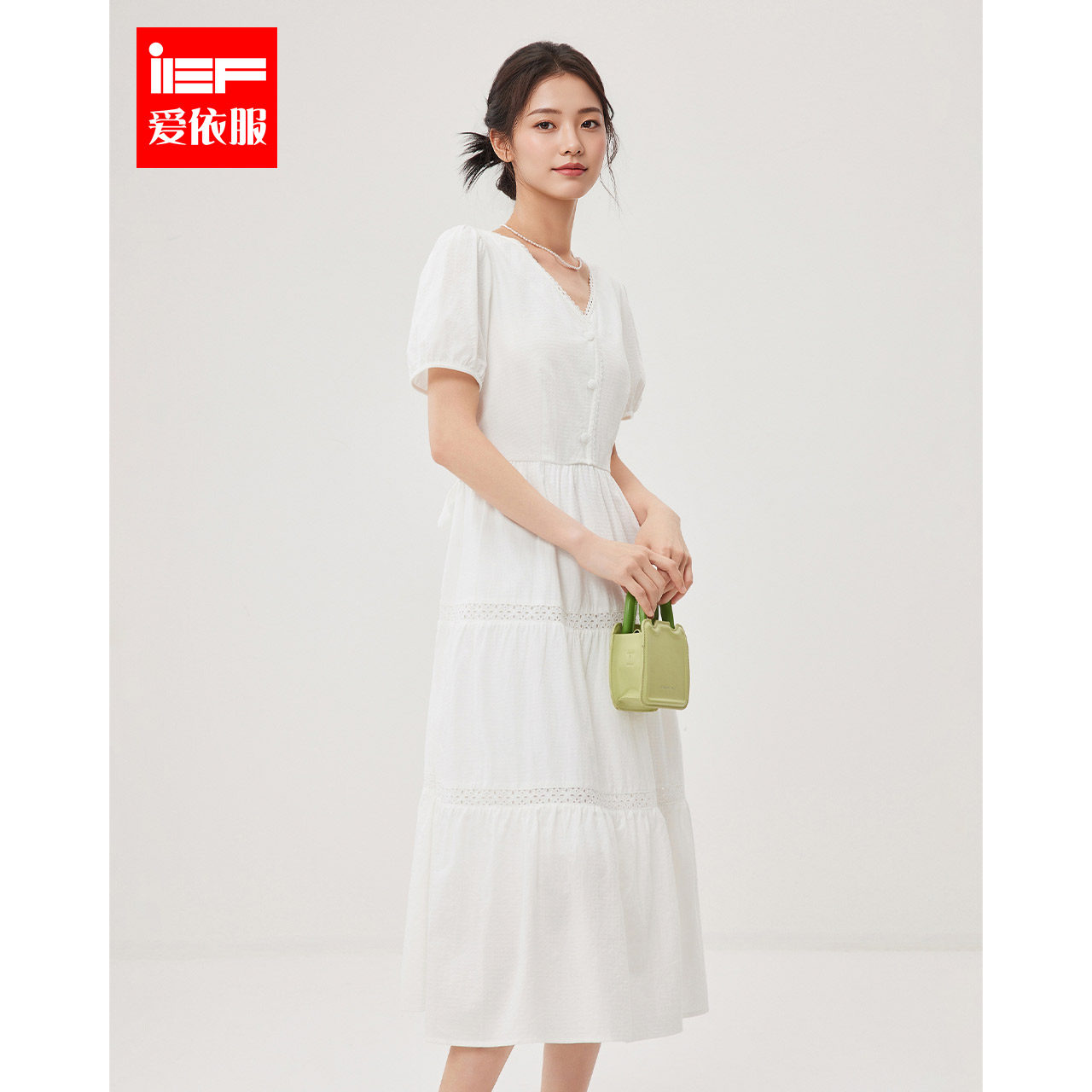 提问式：IEF爱依服2025夏季白色V领收腰中长款短袖连衣裙真的百搭吗？
评测类：实测IEF爱依服2025夏季新品，白色V领收腰中长款短袖连衣裙表现如何？