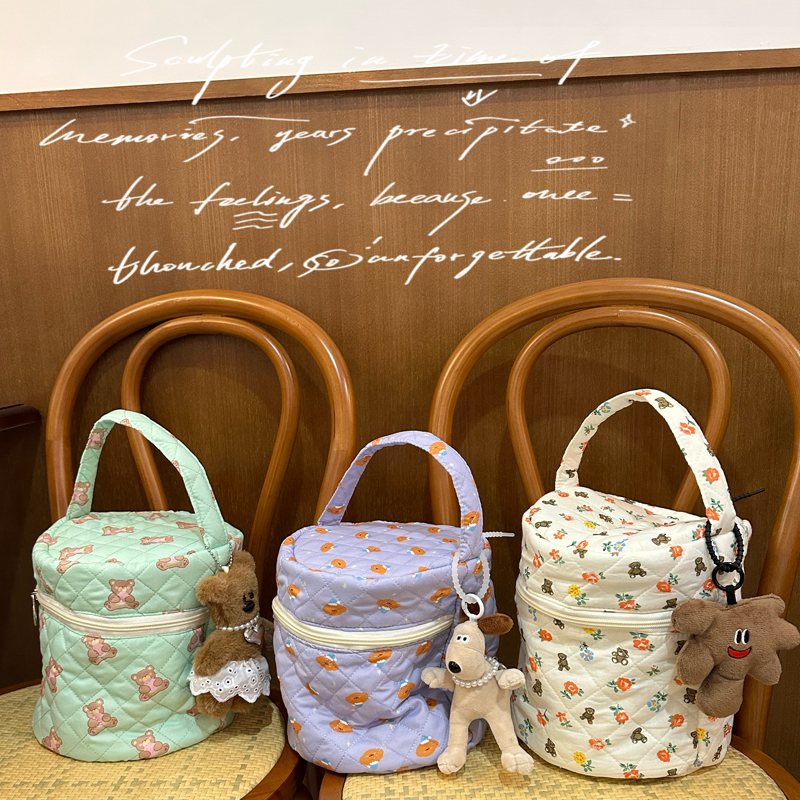 2024新款可爱卡通小熊系列水桶包学生绗缝工艺手提包女化妆包