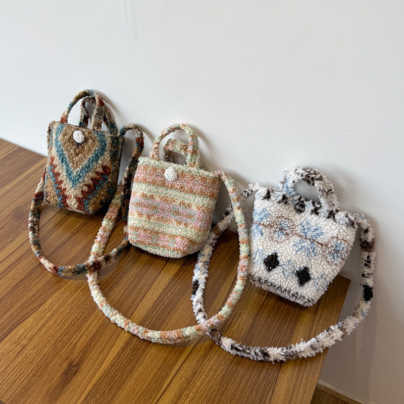 冬季新品民族风毛绒系列手提斜挎便携式遛弯实用小包包