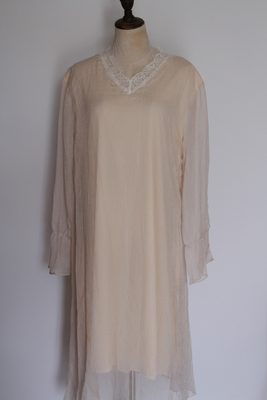 143肉粉v领长袖拼接蕾丝通勤双层纱纱裙连衣长裙【星尘原野旅拍】