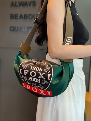 香港包包女式2024新款时尚牛津布饺子包大容量休闲单肩斜挎包胸包