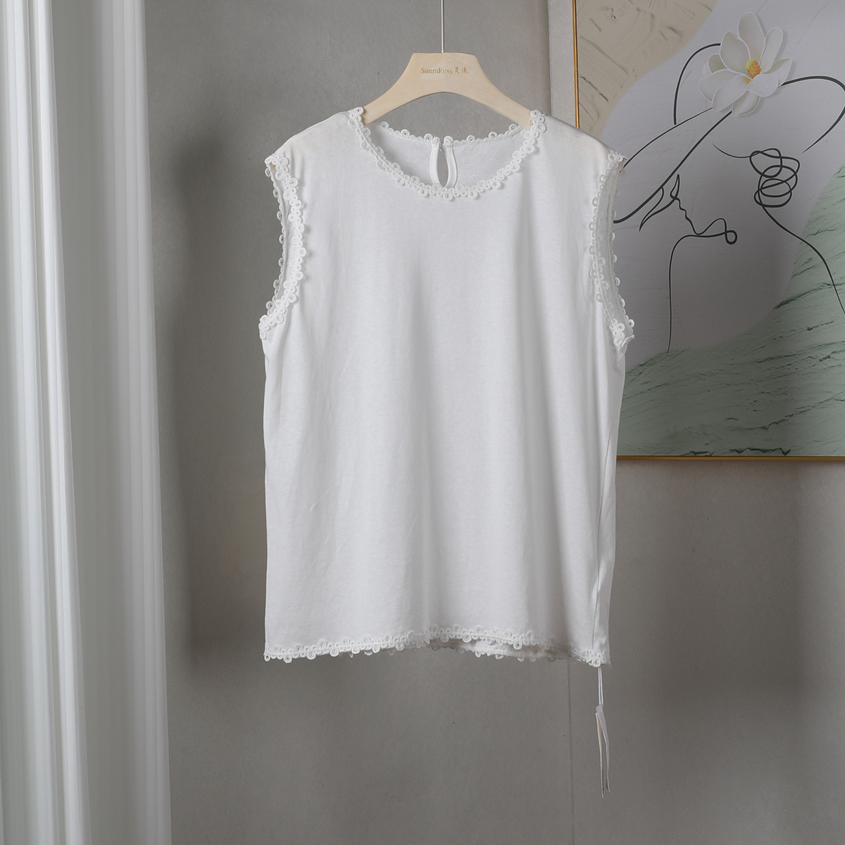 花边装饰无袖背心上衣时尚