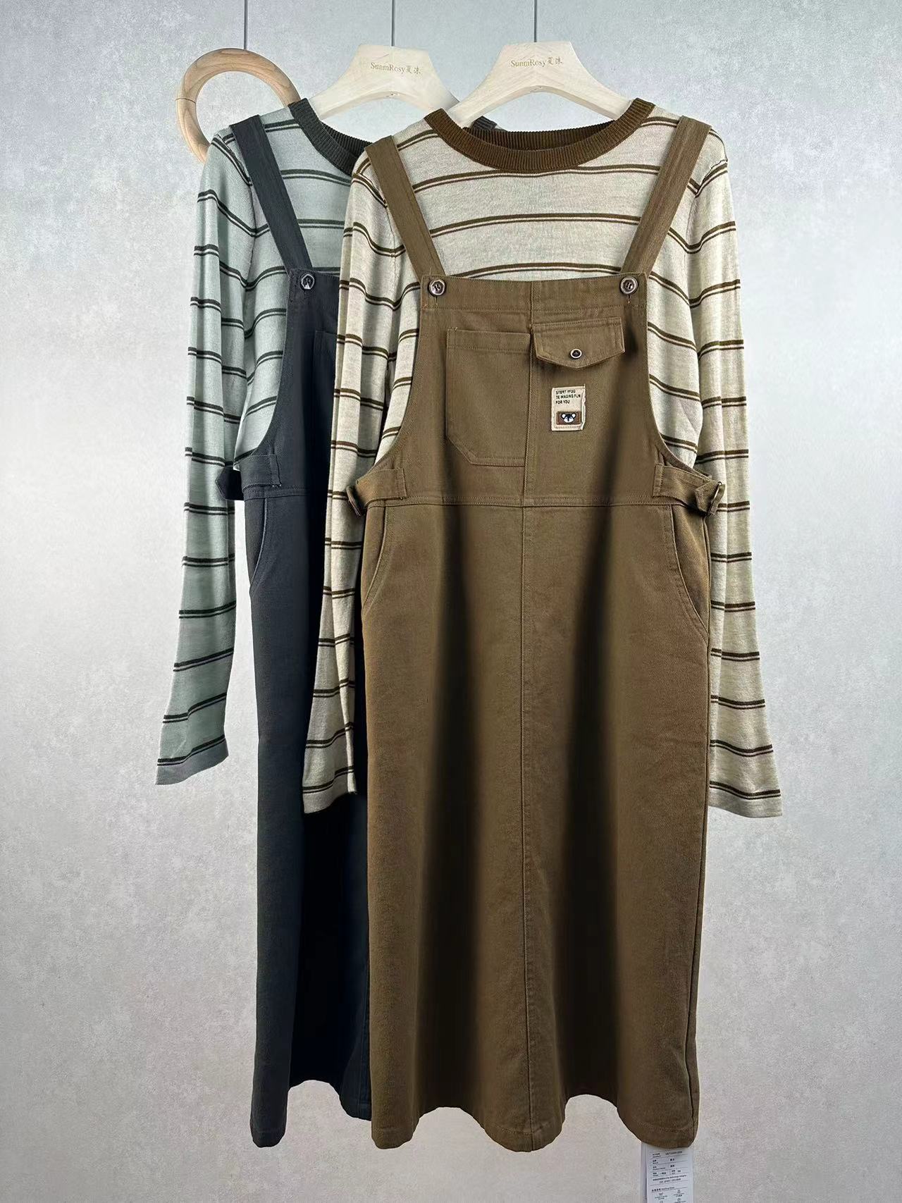 2023韩系设计感减龄背带套装超细羊毛条纹针织衫+牛仔背带半身裙
