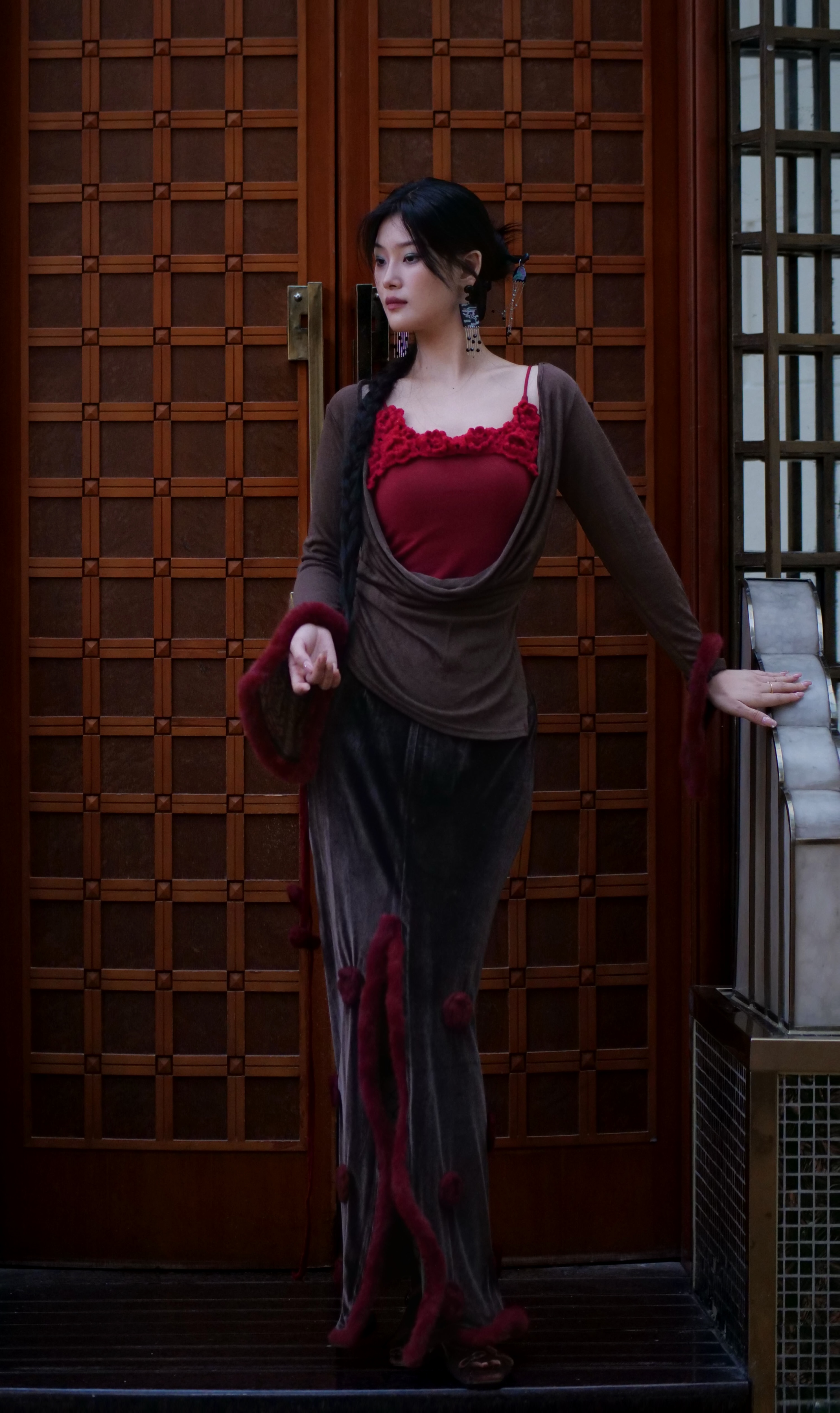 仙子家25冬上新原创设计复古摩登玫瑰花吊带背心女修身显瘦红棕裙