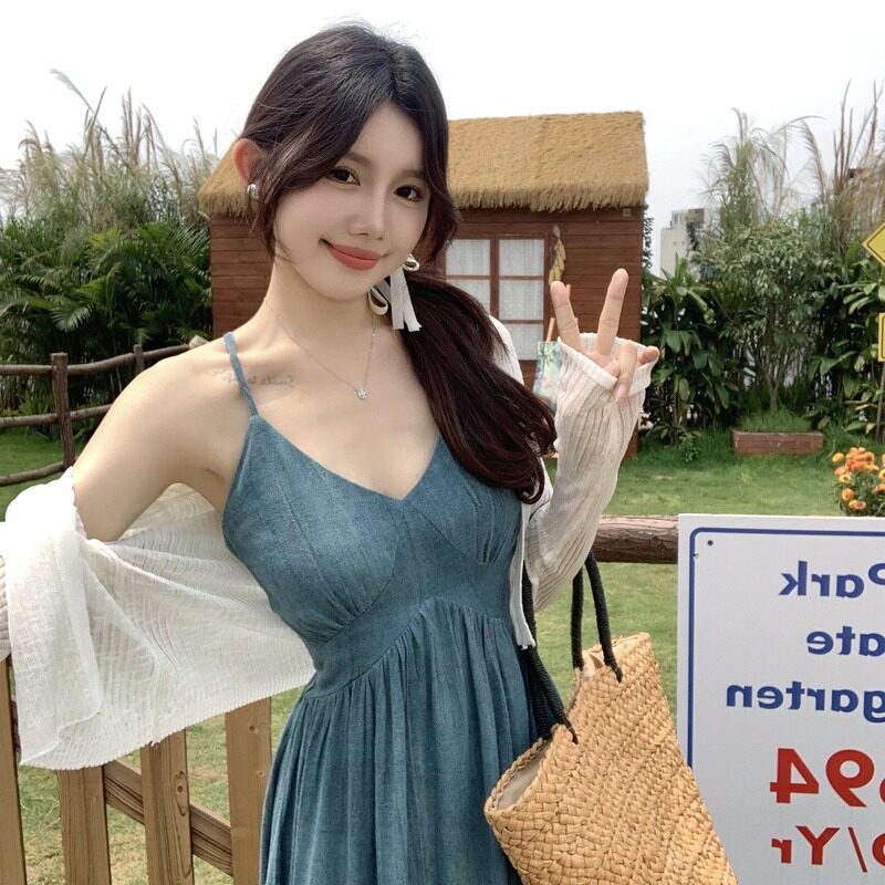 海边度假蓝色吊带连衣裙女2025夏季新款轻奢高级感掐腰显瘦长裙子