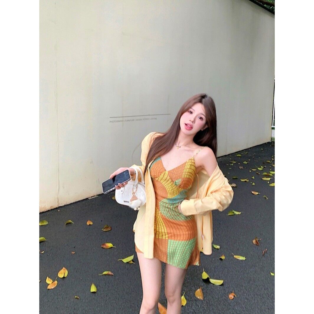 纯欲复古度假风吊带裙子女夏季新款V领不规则循环撞色印花连衣裙