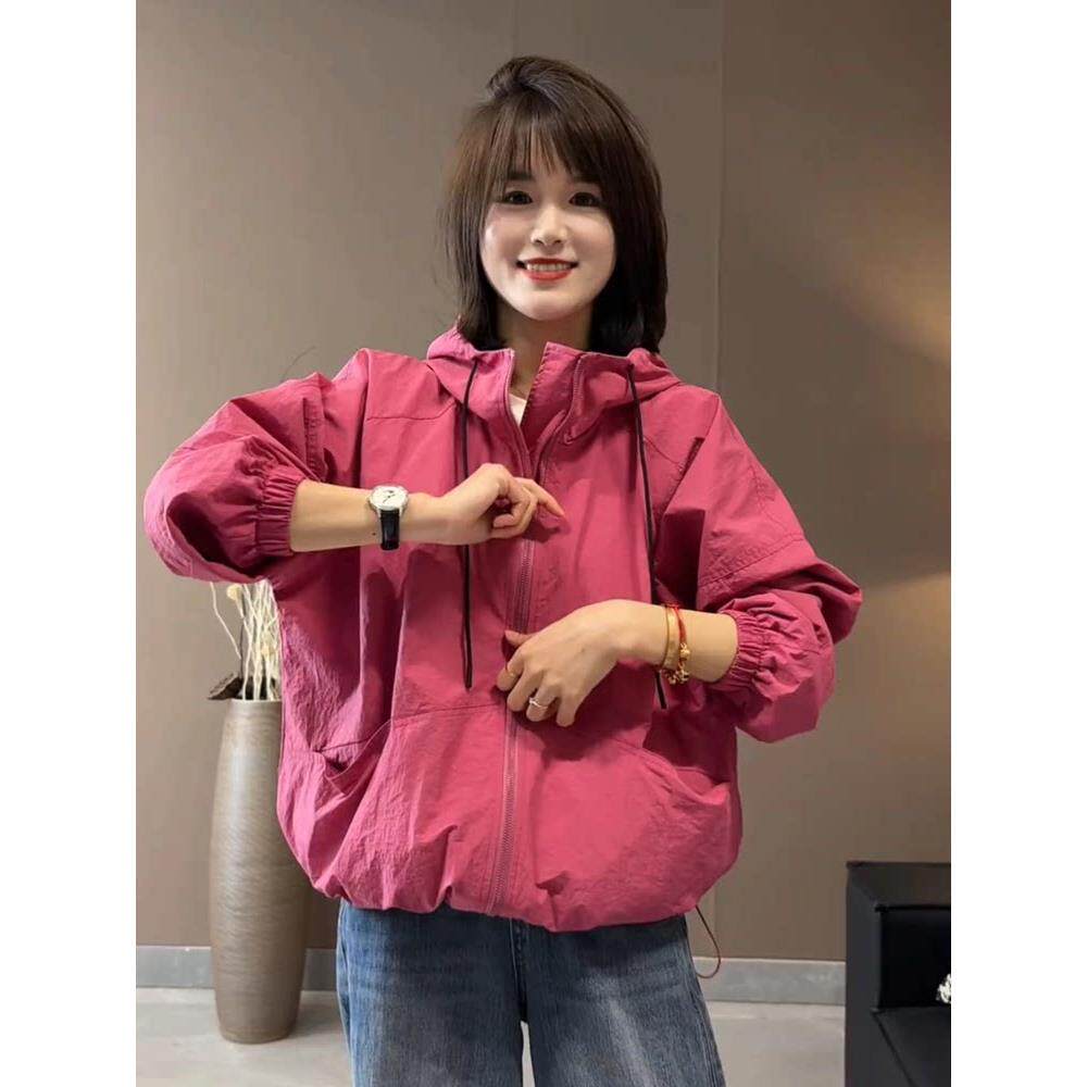 潮牌连帽冲锋衣女2025新款大码高级感胖mm宽松减龄工装夹克短外套
