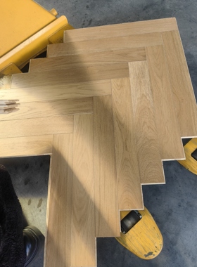 橡木纯三层锁扣人字拼地板规格600x90x15mm 环保等级enf原木色