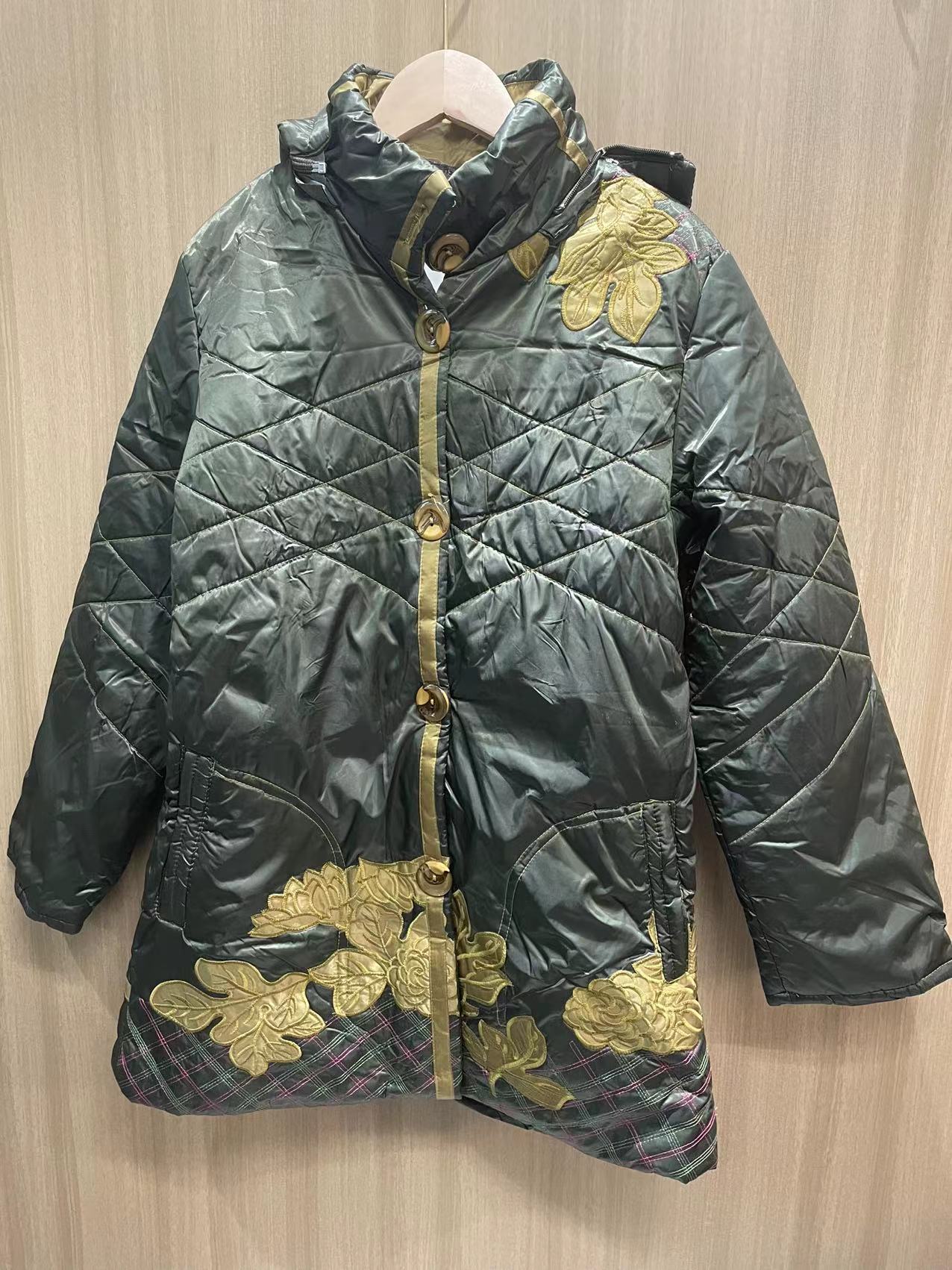 妈妈冬装刺绣洋气2025新款中老年女秋冬季棉衣外套奶奶加厚棉袄