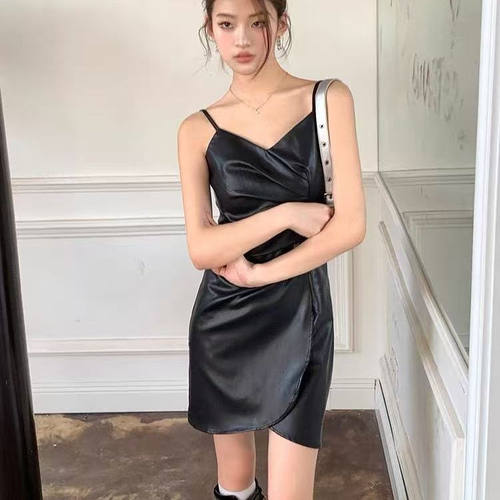 性感辣妹pu皮裙子甜辣修身吊带连衣裙女气质复古黑色收腰包臀裙子