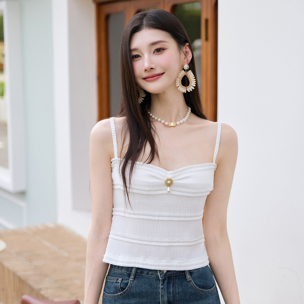 时尚实穿吊带背心搭配丝巾牛仔裤