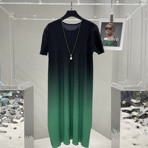 2025渐变色褶皱时尚连衣裙妈妈装