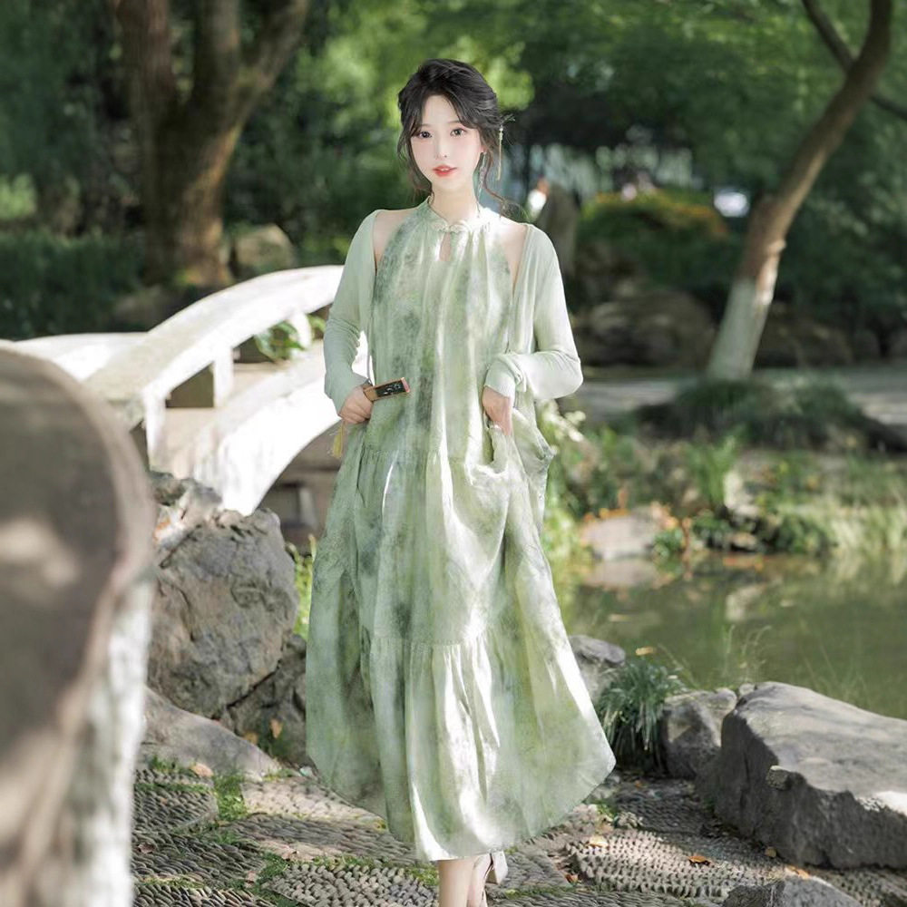 新中式国风盘扣绿色挂脖连衣裙女2025夏季新款小众森系茶歇长裙子