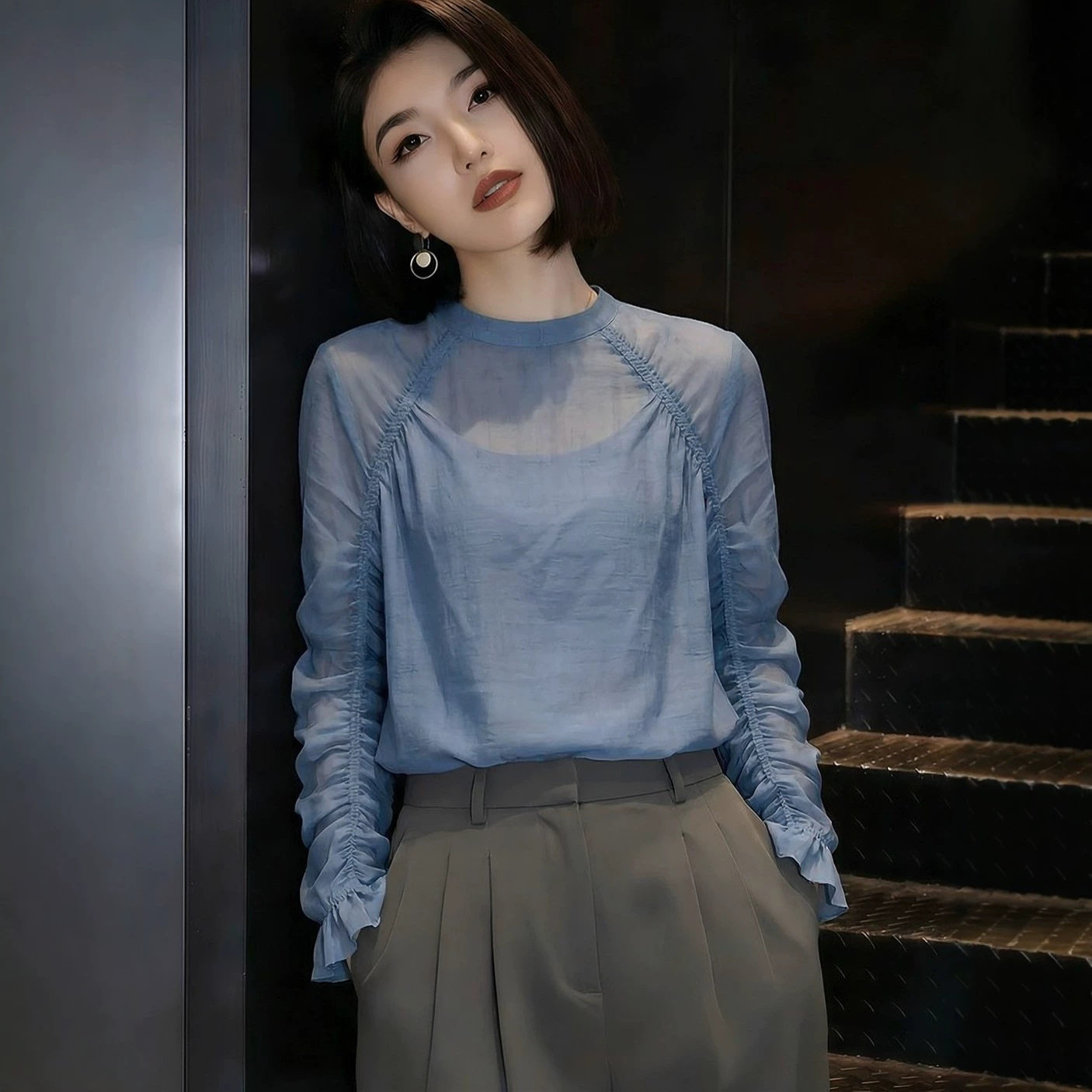 漂亮超好看雾蓝色上衣女2026夏季新款轻奢风通勤插肩袖褶皱风衬衫