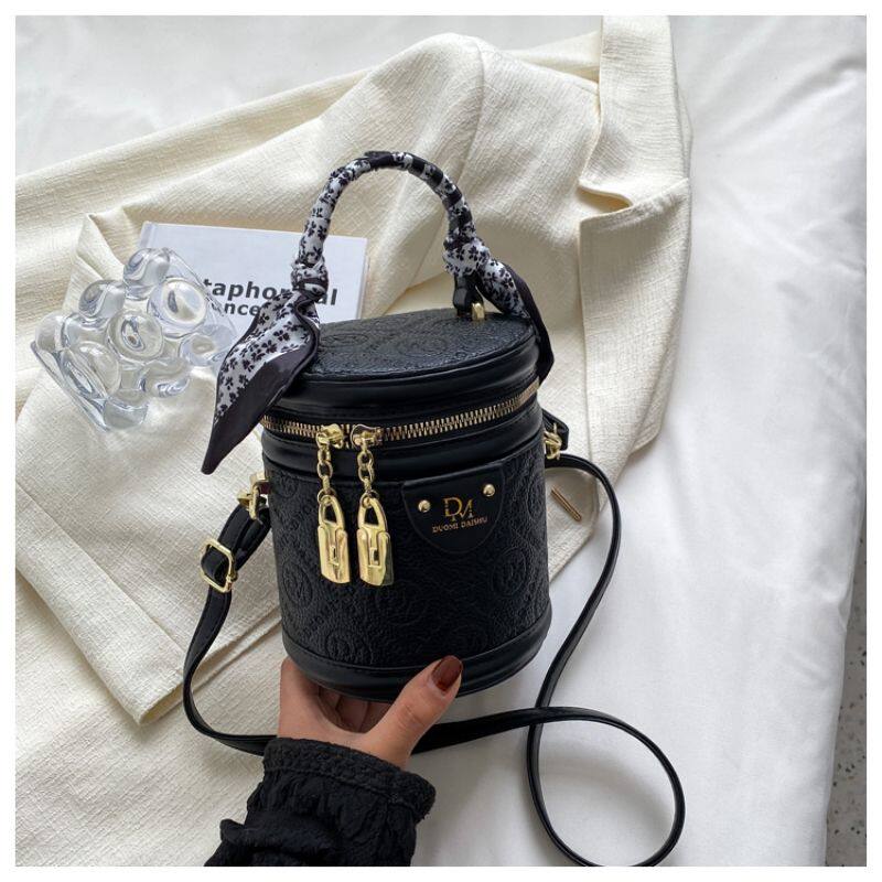 高级感小众包包女2024新款爆款时尚圆筒手提单肩水桶包白色斜挎包