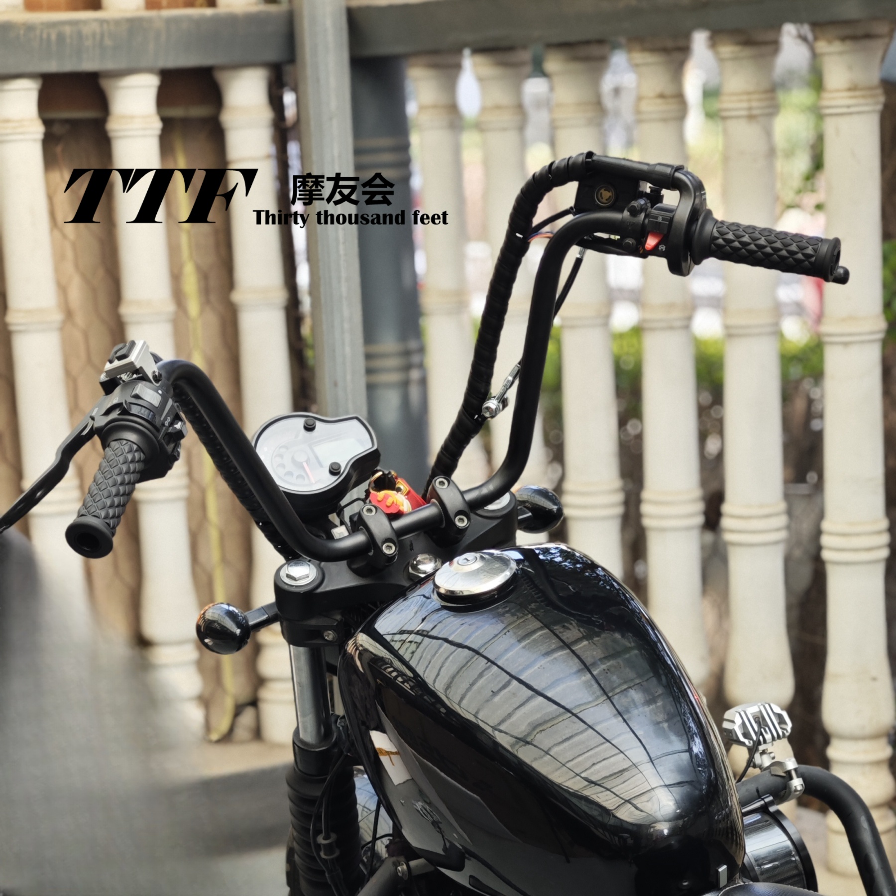 GV300改装加高车把舒适风格