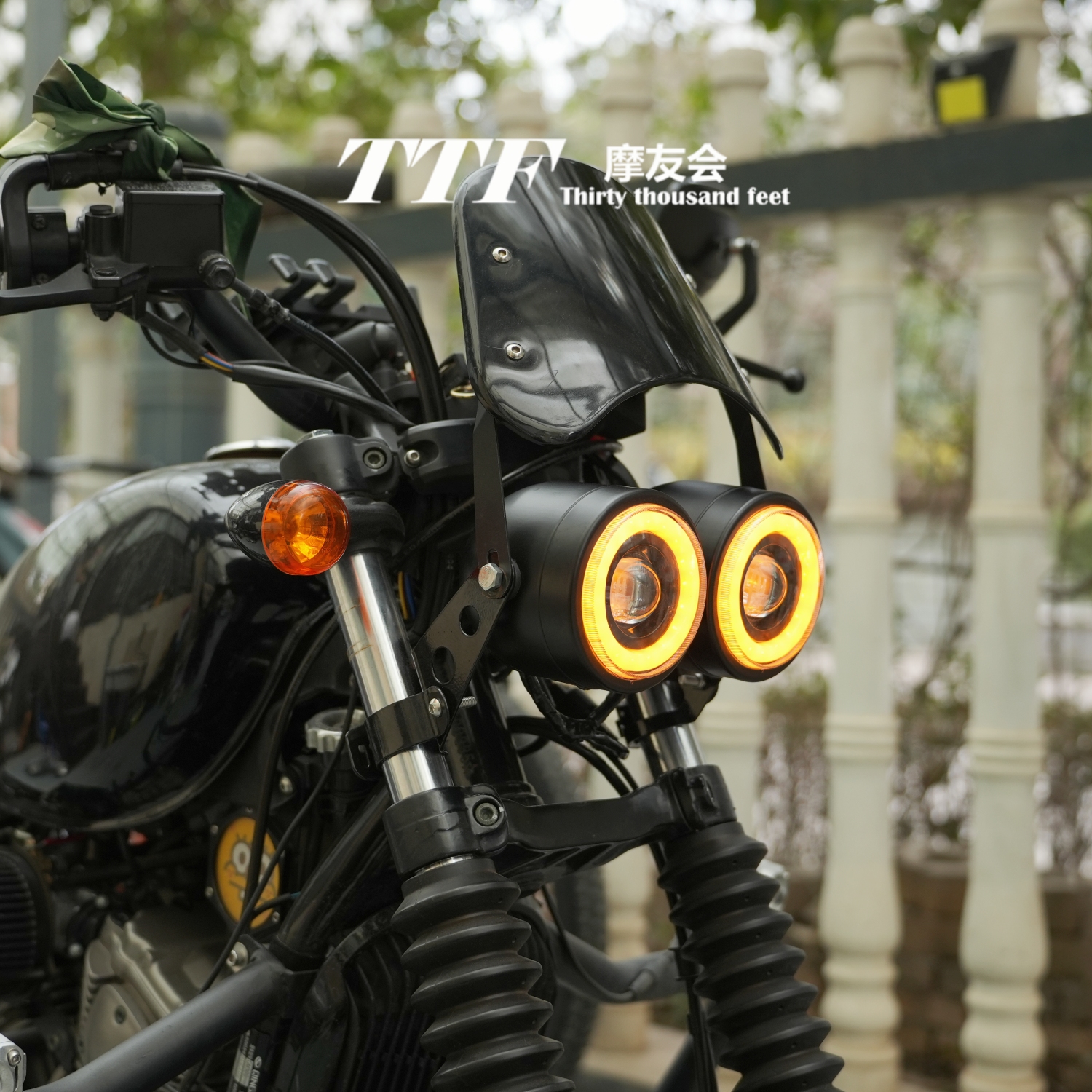 摩托车改装双天黄金使眼小黄人LED大灯GV300至上无损安装通用款