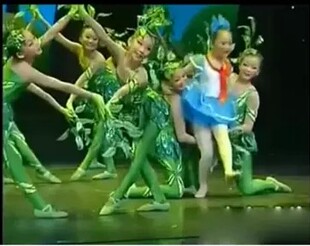 小荷风采亲亲我 儿童树叶子连体演出 小树演出服大树舞蹈表演服装