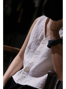 面料的终结者  白色亮丝圈圈提花进口面料 异形贝壳扣 两面穿马甲