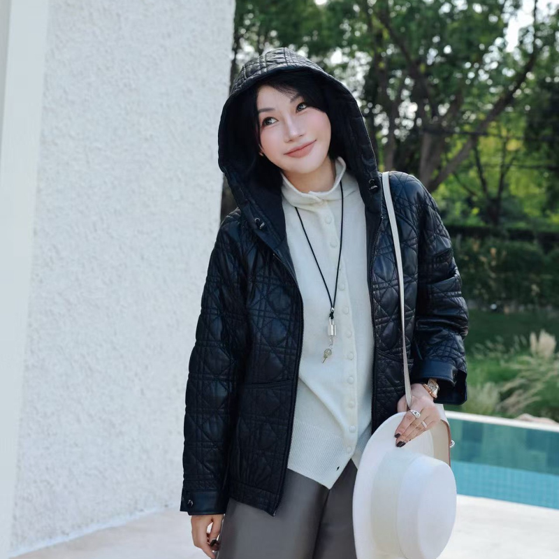 轻盈连帽拉链羊皮菱格保暖外套