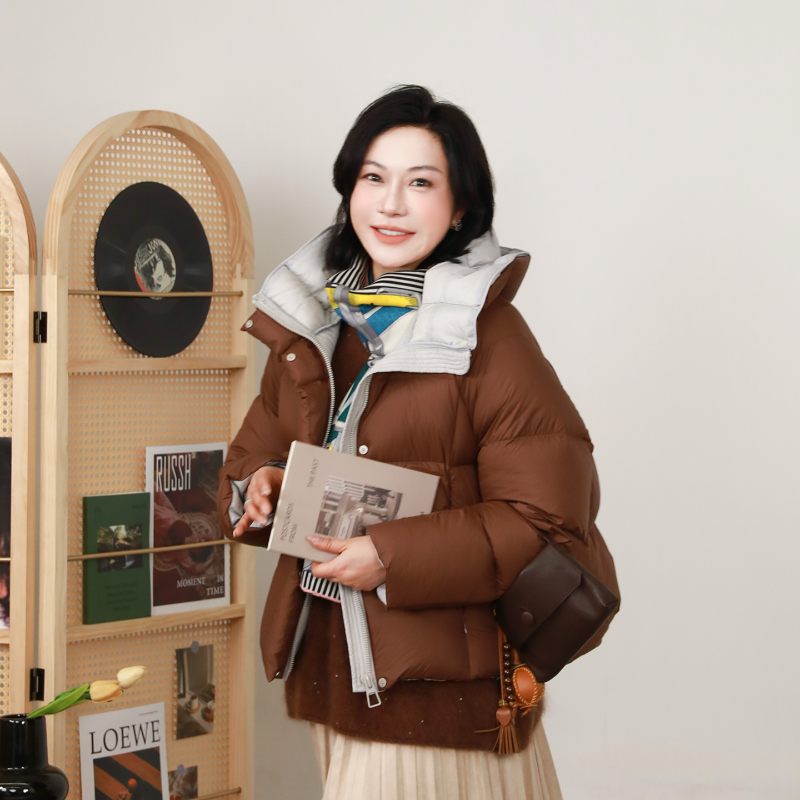 帽兜轻盈撞色时尚连帽鹅绒外套