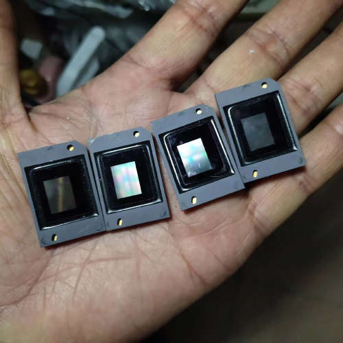 请询价；投影仪芯片1076-6439B，被人拆下来了，底板也在，有4