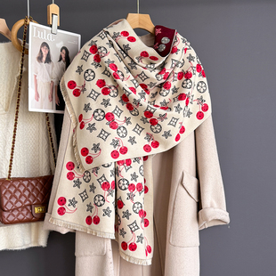 2025新款经典老花仿羊绒围巾女秋冬可爱殷桃保暖围脖高级感大披肩