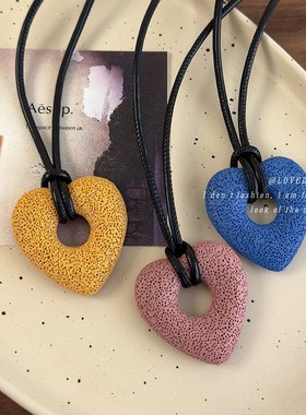 夏日彩色镂空火山石黑绳爱心项链女2025新款爆款长款锁骨链配饰品