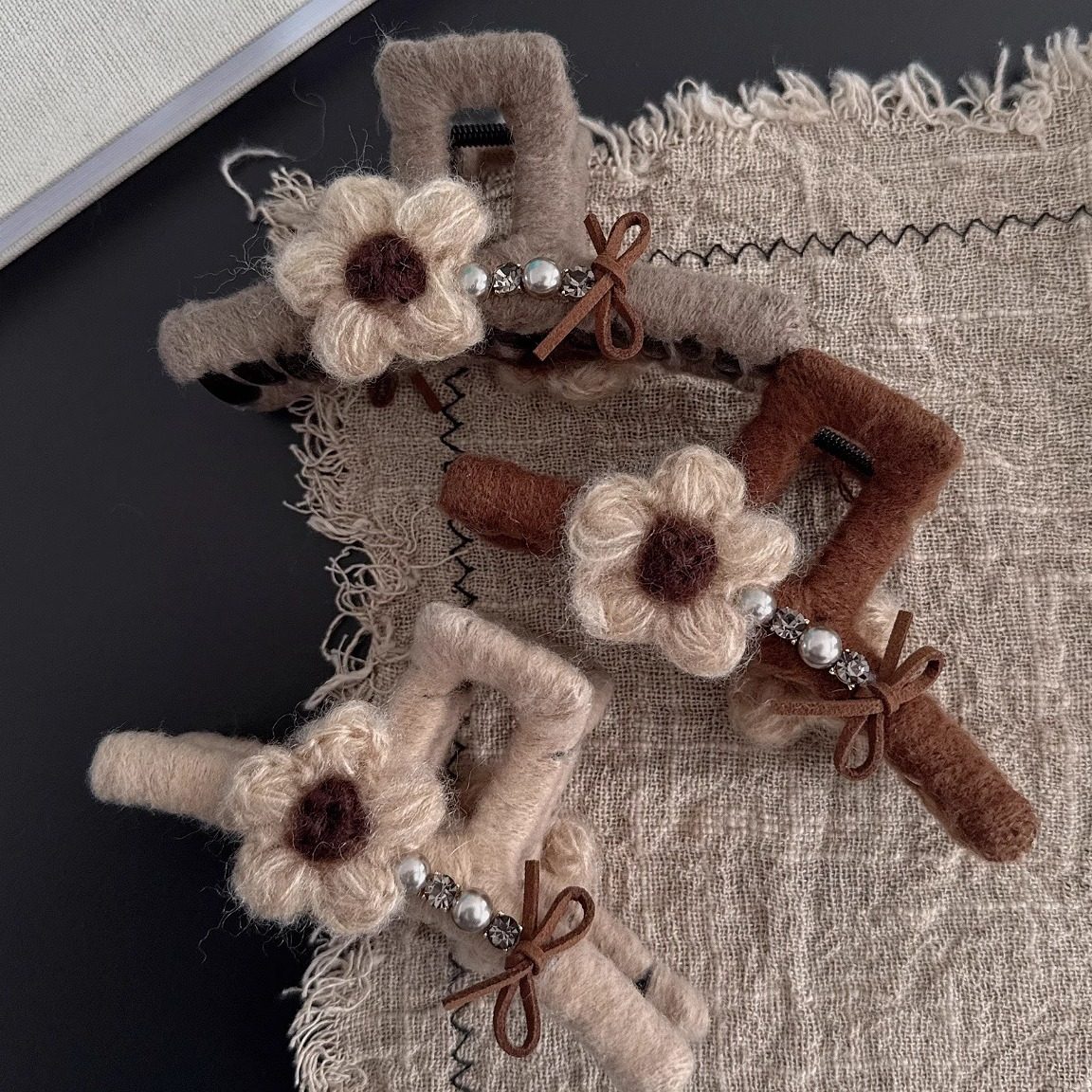 秋冬毛线花朵蝴蝶结水钻抓夹女高级感鲨鱼夹气质百搭后脑勺发卡子