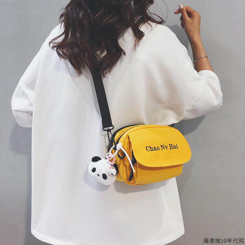 新加坡时尚斜挎包包女2025新款潮可爱挂件帆布休闲百搭通勤单肩包