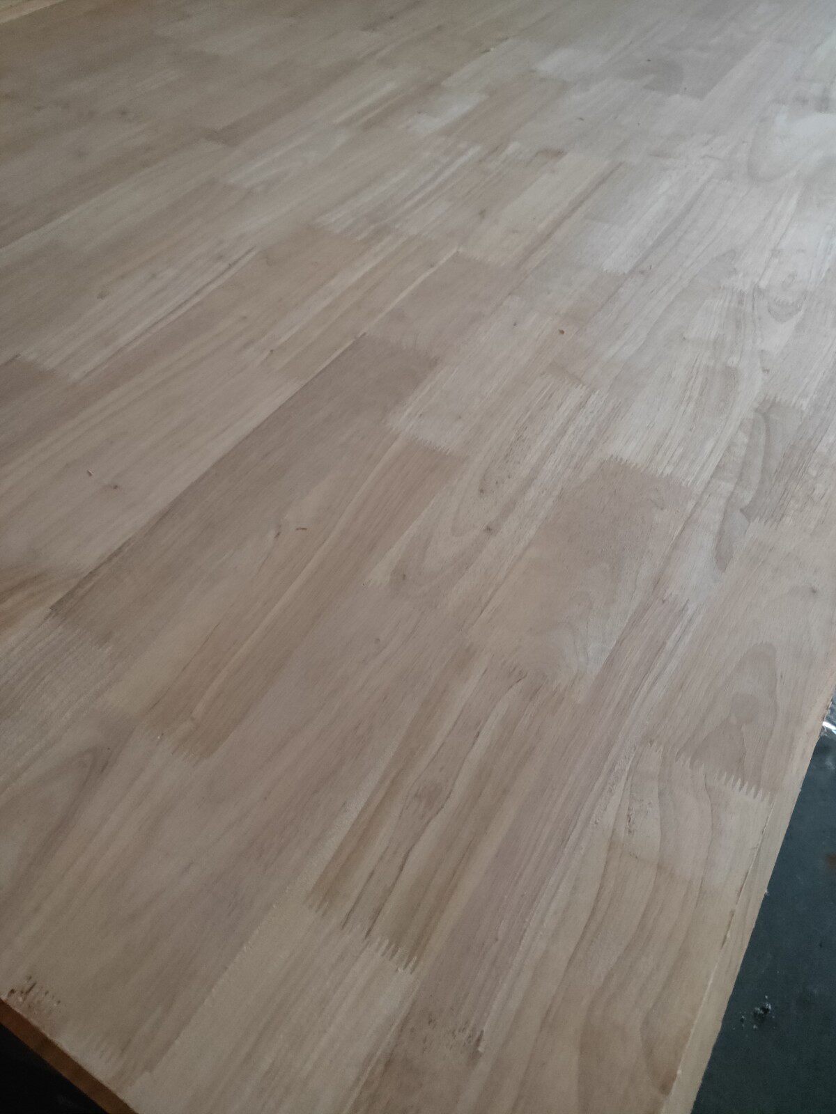 Rubberwood finger joint board 18A grade plate Rubberwood 1 5mm oak finger joint board E0 solid wood wardrobe board Chengdu