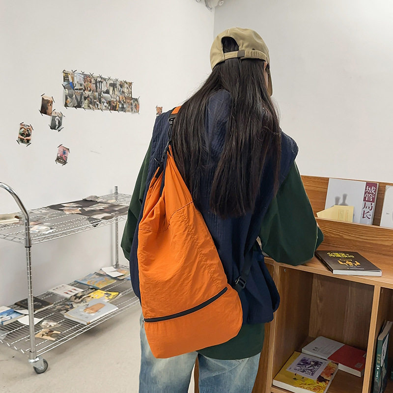 2026春夏防泼水皱感健身斜挎包