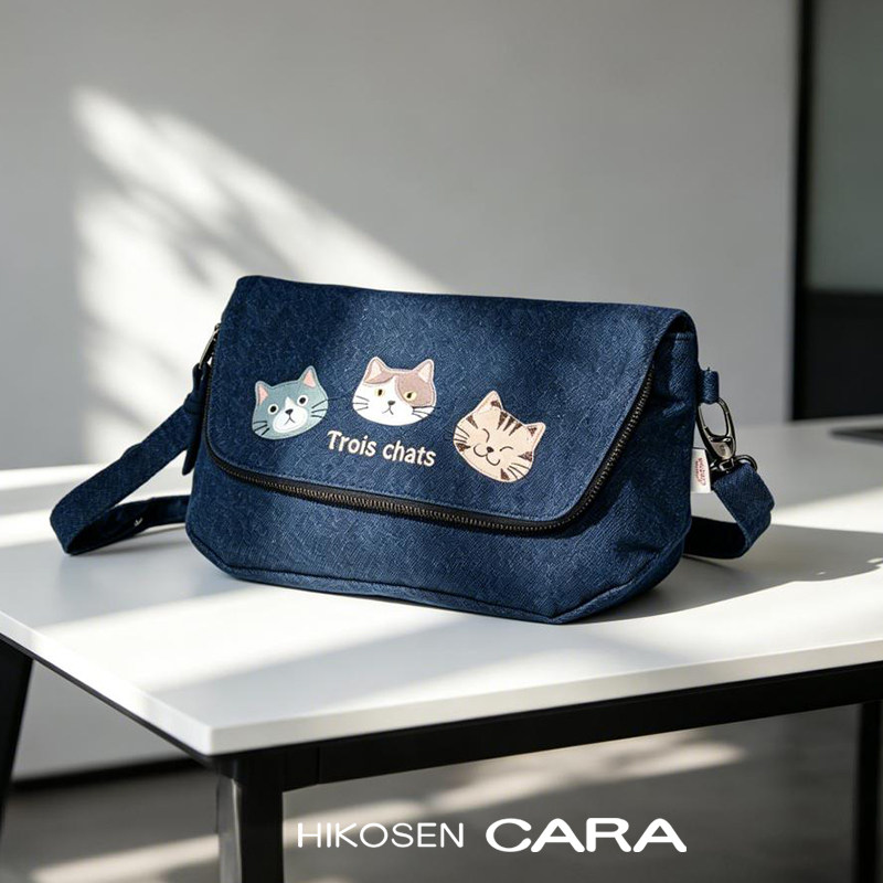 HIKOSEN CARA卡拉猫三猫图案帆布斜挎包休闲百搭单肩包牛仔翻盖包