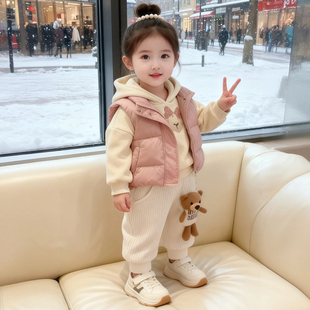 女童秋冬三件套2026新款女宝宝夹棉卡通连帽马甲卫衣冬装洋气套装
