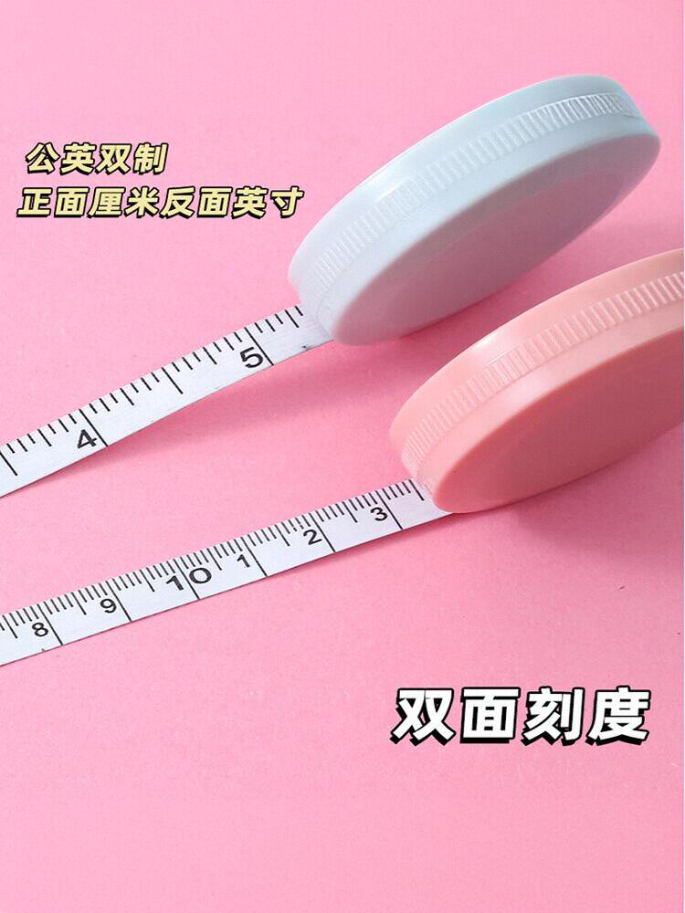 다리 허리 가슴 및 옷의 치수를 측정하기 위해 휴대용 미터 눈금자와 함께 집에서 학생들이 사용할 수 있는 소형 소형 줄자입니다