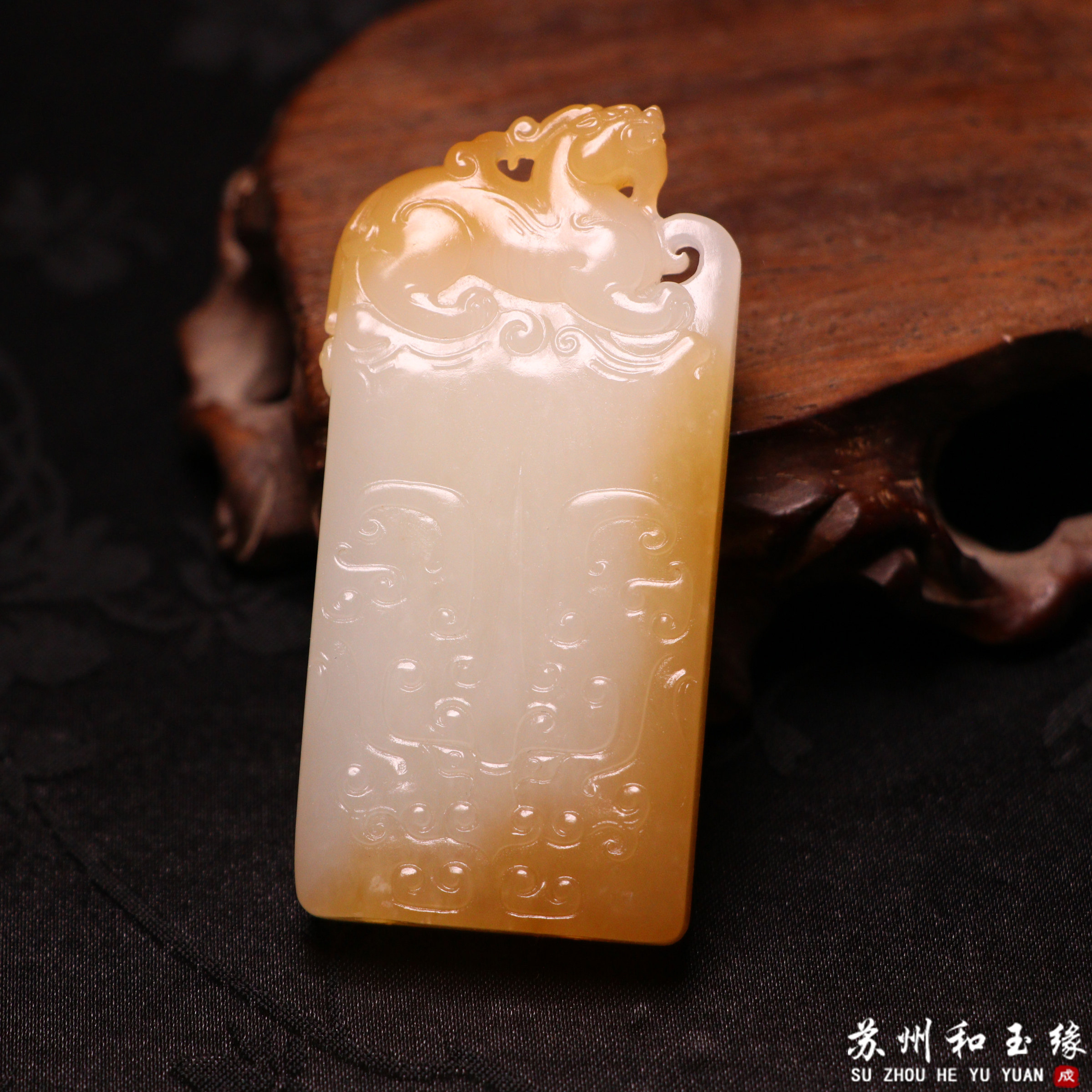 苏州和玉缘46.4克新疆和田玉且末金山糖白貔貅牌玉石挂件苏工工艺